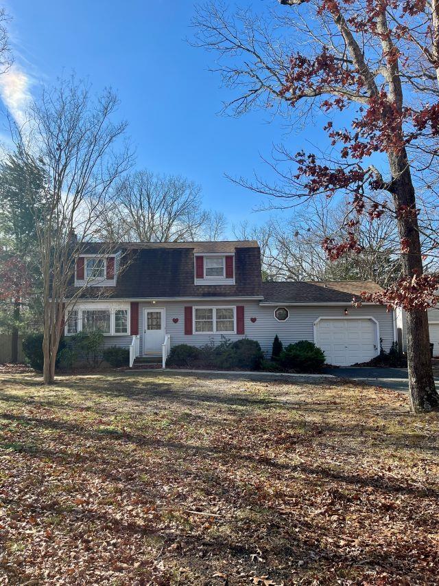 view of front of home featuring a front yard and a garage