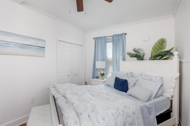 bedroom with crown molding, baseboards, a closet, and ceiling fan