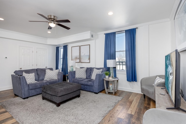 living room with wood finished floors, baseboards, recessed lighting, ceiling fan, and ornamental molding