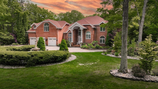 view of front of property featuring a lawn and a garage