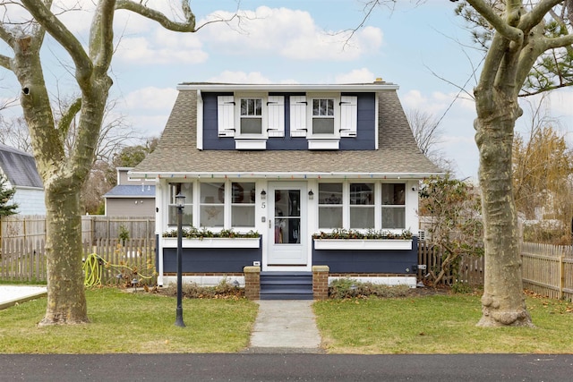 view of front of property featuring a front yard