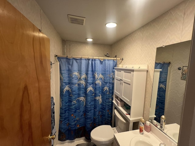 full bathroom featuring toilet, a shower with shower curtain, and vanity