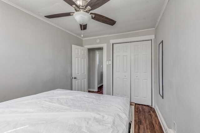 222 E Burk Ave Unit 5, Wildwood, NJ 08260 - bedroom with ornamental molding, a ceiling fan, a closet, baseboards, and dark wood-style flooring