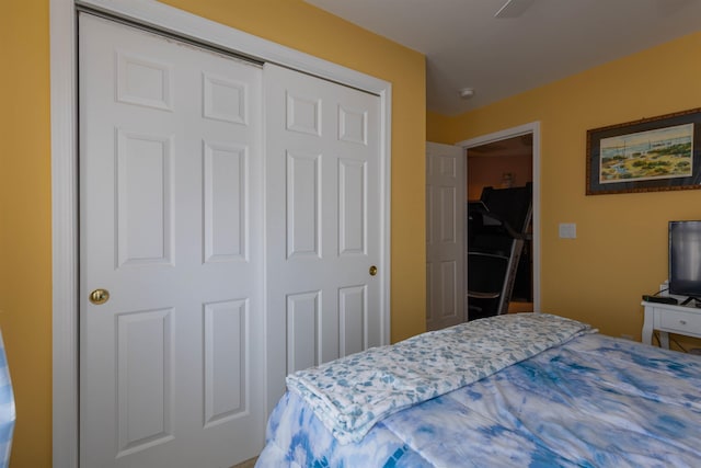 bedroom with ceiling fan and a closet