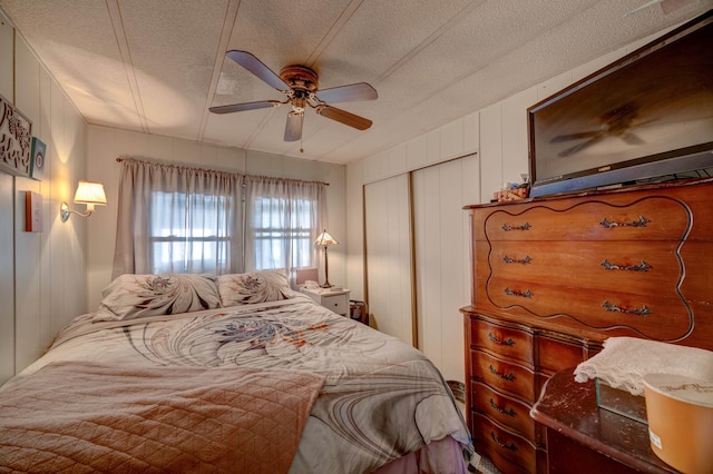 bedroom featuring a closet, a textured ceiling, and a ceiling fan