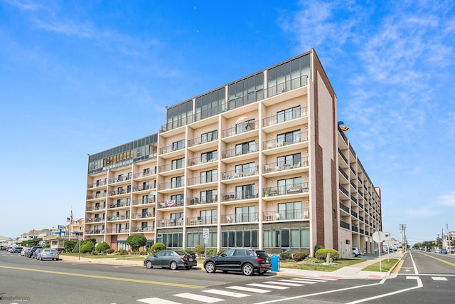 view of apartment building / complex