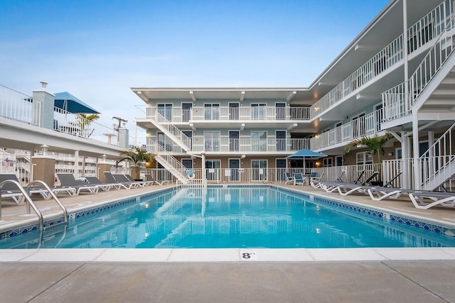 view of swimming pool