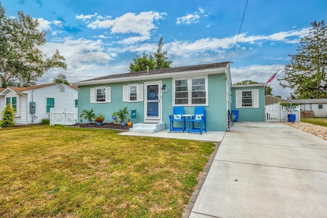 view of front of property featuring a front lawn