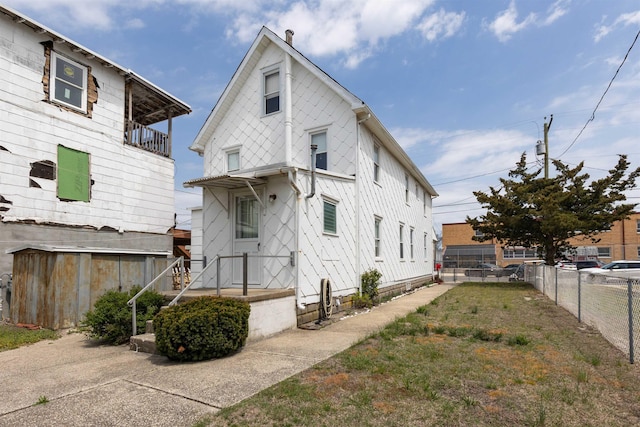 112 E Montgomery Ave, Wildwood, NJ 08260 - back of property featuring fence and a balcony