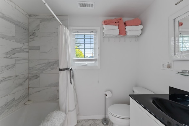 full bath with visible vents, shower / bath combo with shower curtain, vanity, toilet, and baseboards