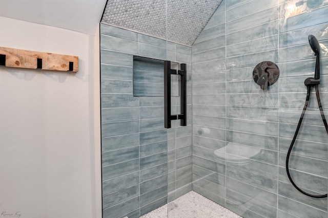 512 Robin Rd, Villas, NJ 08251 - full bath featuring a tile shower and vaulted ceiling