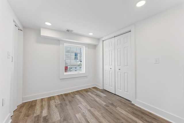 unfurnished bedroom featuring light wood-style floors, baseboards, visible vents, and recessed lighting