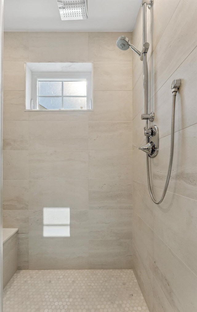 bathroom featuring a tile shower