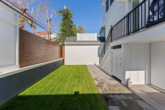 view of yard featuring a balcony