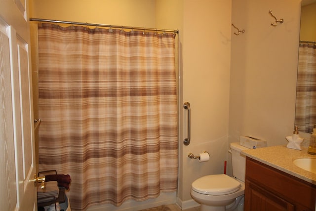 full bathroom with curtained shower, vanity, and toilet