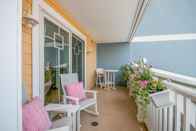 balcony featuring covered porch