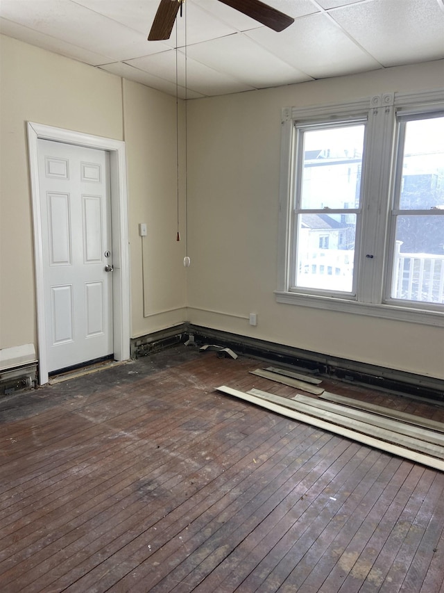 unfurnished room featuring dark wood-style flooring and ceiling fan