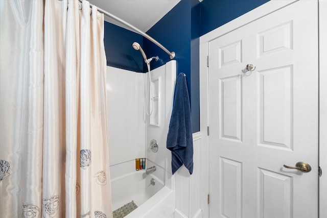 bathroom with shower / tub combo with curtain