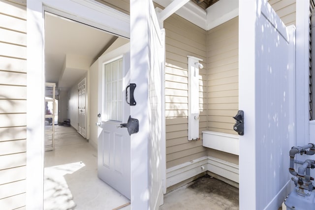 bathroom featuring unfinished concrete floors