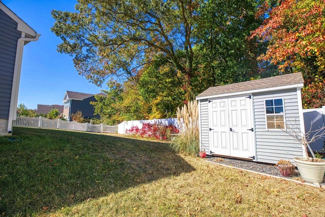 view of yard featuring a storage unit