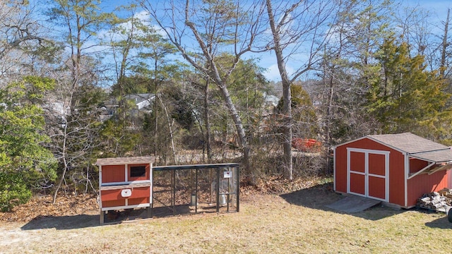 view of poultry coop featuring a lawn