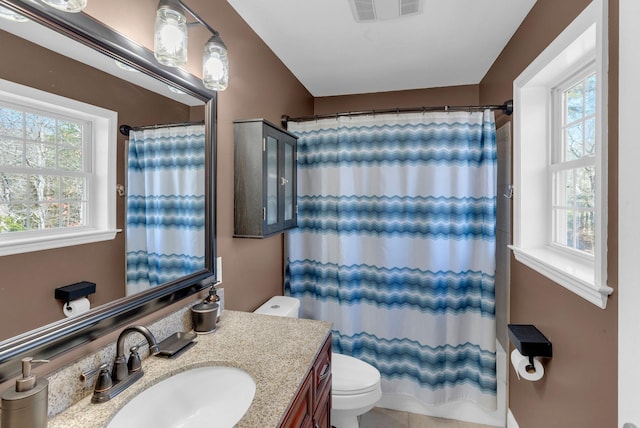 full bathroom with visible vents, curtained shower, toilet, and vanity