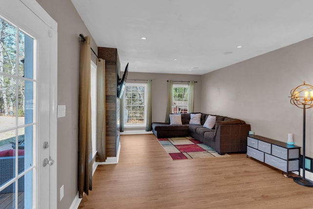 living area featuring light wood finished floors, recessed lighting, and baseboards