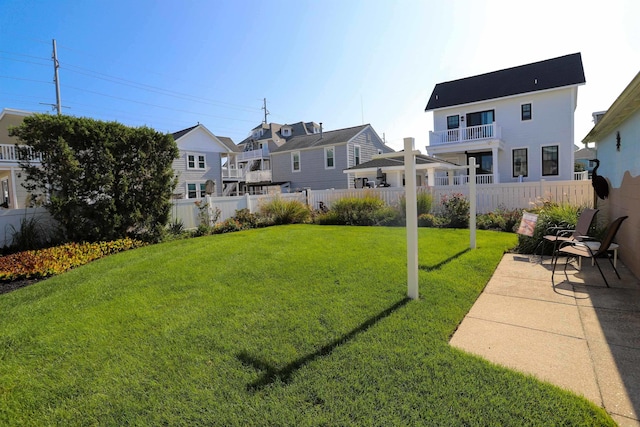 view of yard featuring a patio area