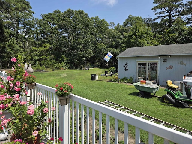 view of yard featuring an outdoor structure