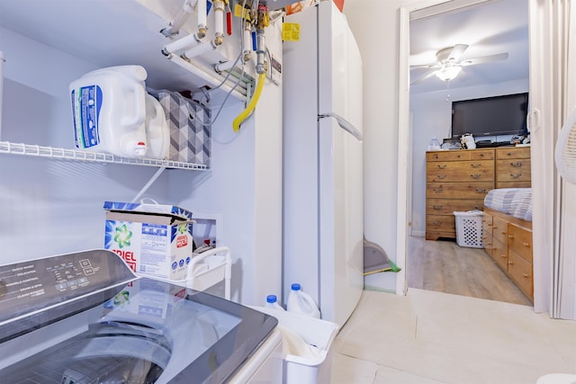 washroom with laundry area, a ceiling fan, and washer / clothes dryer