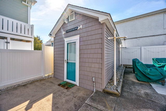 view of outdoor structure featuring an outdoor structure and a fenced backyard