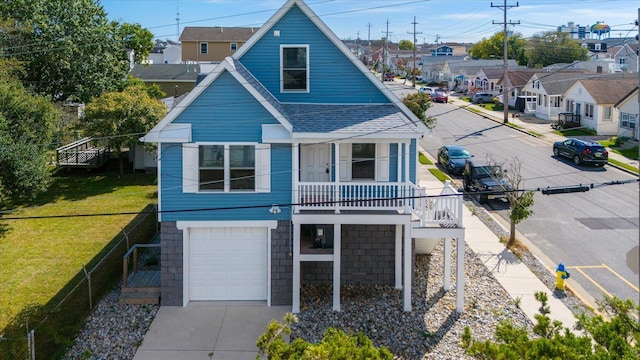 view of front of property featuring a front yard and a garage