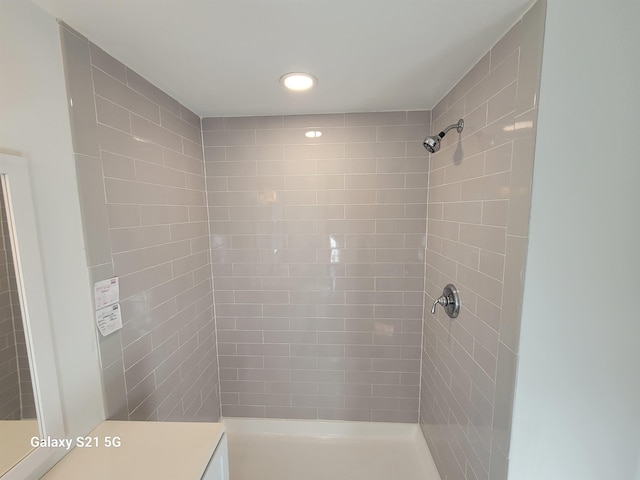 bathroom featuring tiled shower