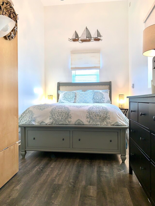 living area with recessed lighting and light wood finished floors