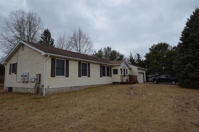 view of front of home featuring a front lawn and a garage