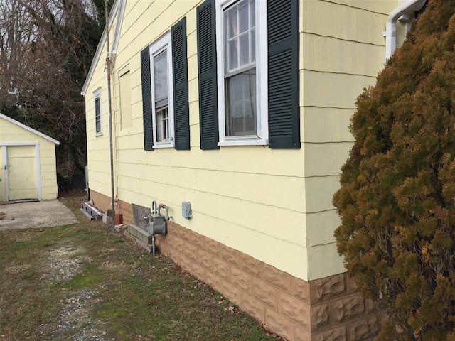 view of side of property featuring a storage shed