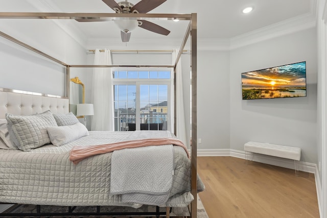 bedroom featuring ornamental molding, a ceiling fan, wood finished floors, recessed lighting, and baseboards