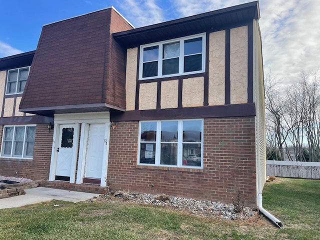 view of front facade featuring a front yard