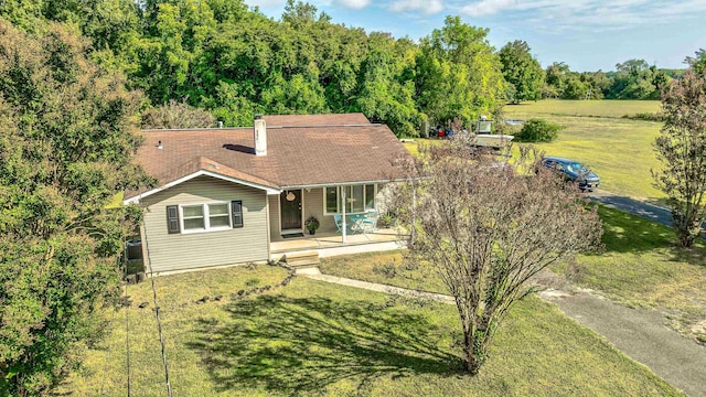 view of front of property featuring covered porch and a front lawn