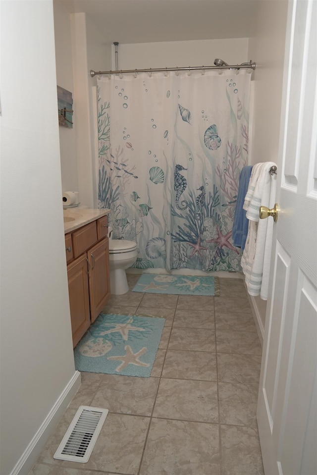 bathroom with a shower with curtain, vanity, and toilet