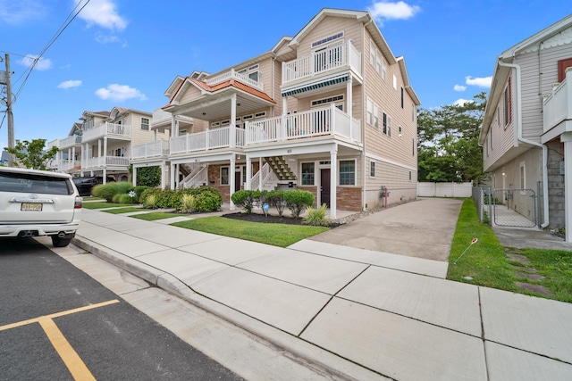 view of front of house with a front lawn