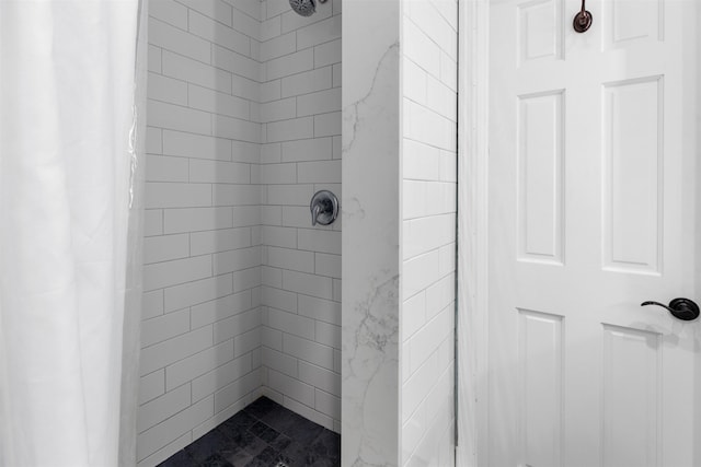 bathroom featuring a tile shower