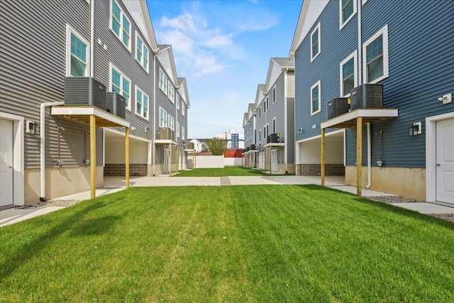 view of property's community featuring a yard and a residential view