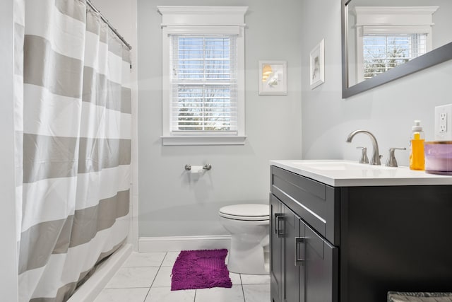 bathroom with toilet, a shower with curtain, and vanity