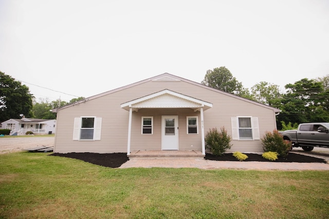 view of front of property with a front lawn