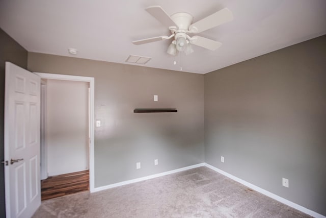 carpeted empty room featuring ceiling fan