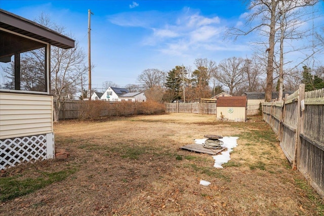 view of yard featuring a shed