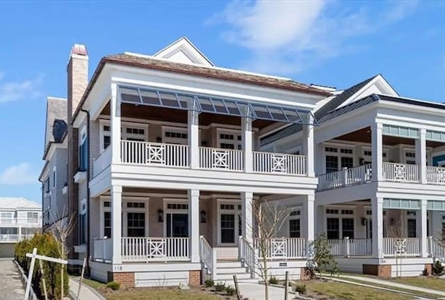 view of front of property featuring a balcony