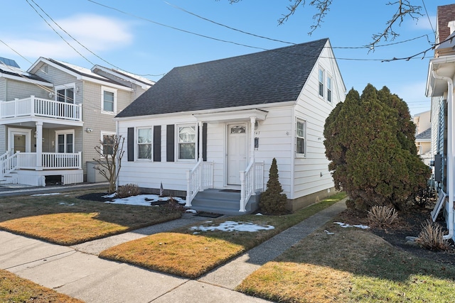 view of front facade with a front lawn