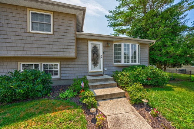 view of front of house featuring a front lawn